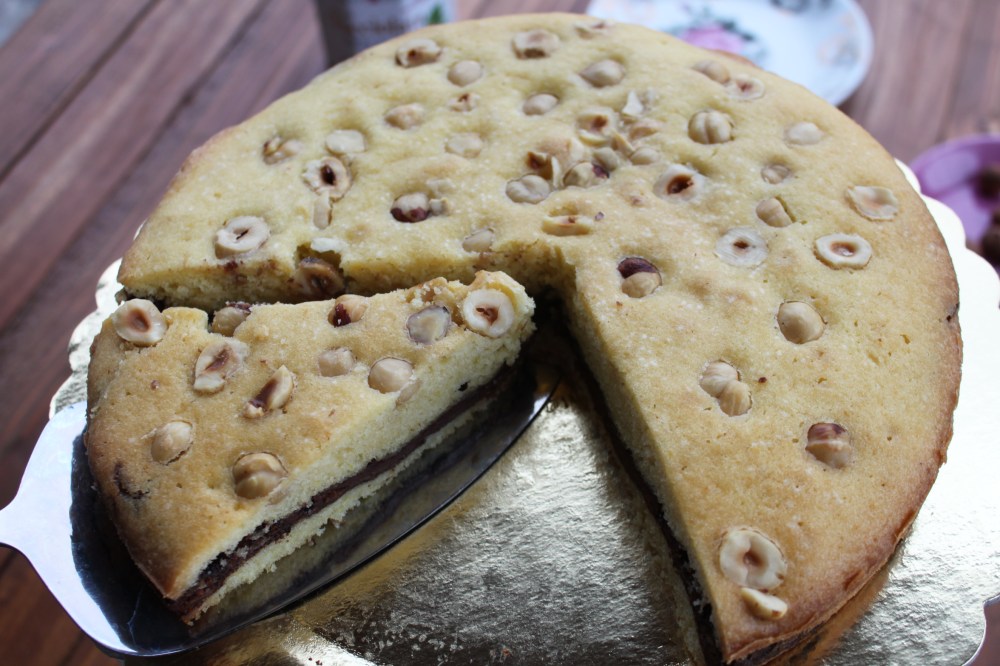 Torta nocciolata e nocciole
