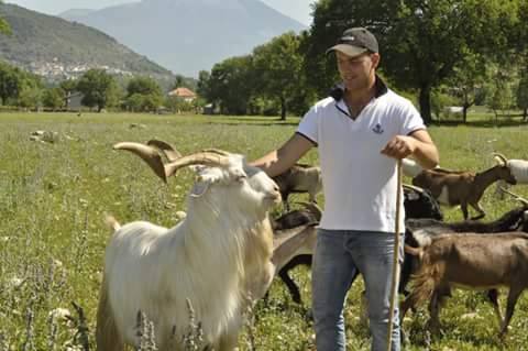 Fabrizio Caprarelli con le sue capre