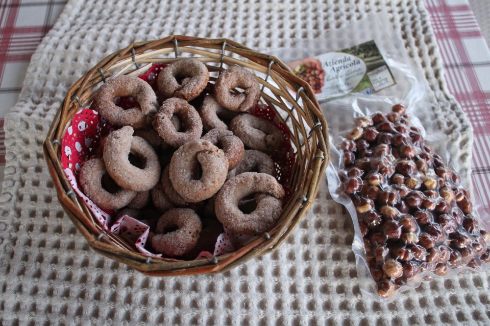 Ciambelline al vino e nocciole